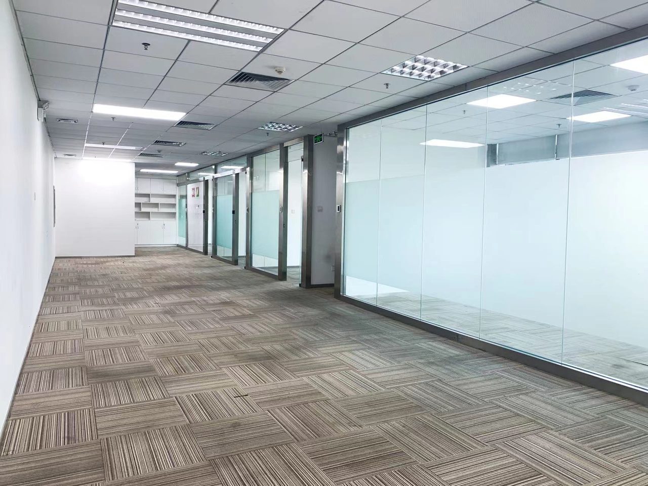 皇岗商务中心392㎡精装办公室出租，中层东北向采光好