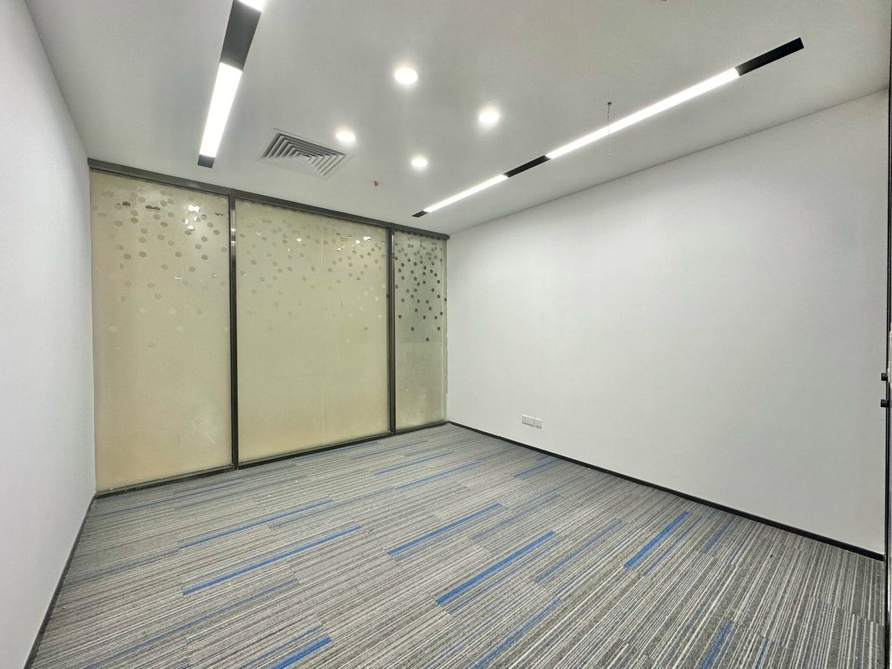 宝安区西乡写字楼出租 前海科兴科学园(正中华丽中心) 437.56㎡精装