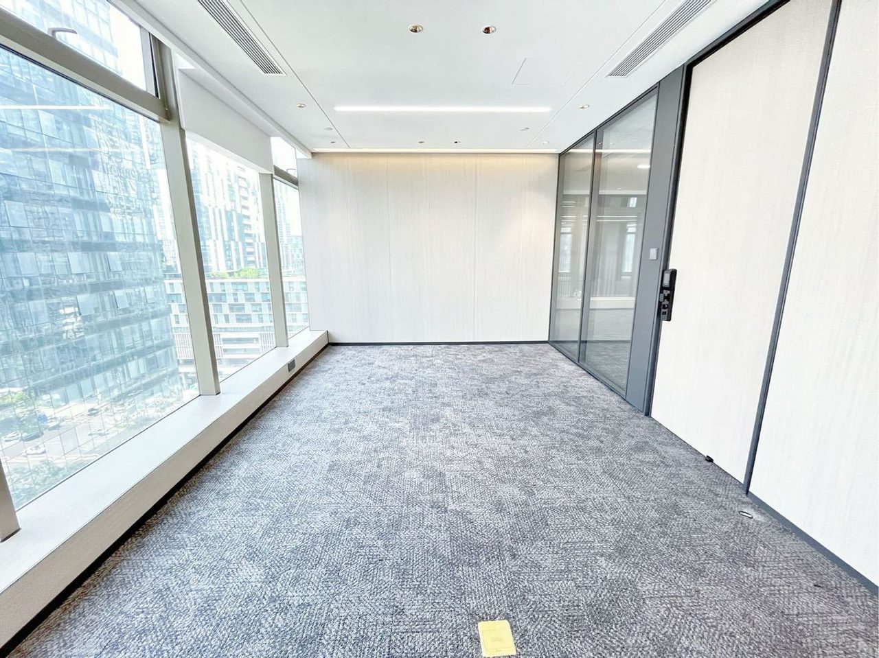 南山区科技园 豪威科技大厦423㎡精装办公间中层出租