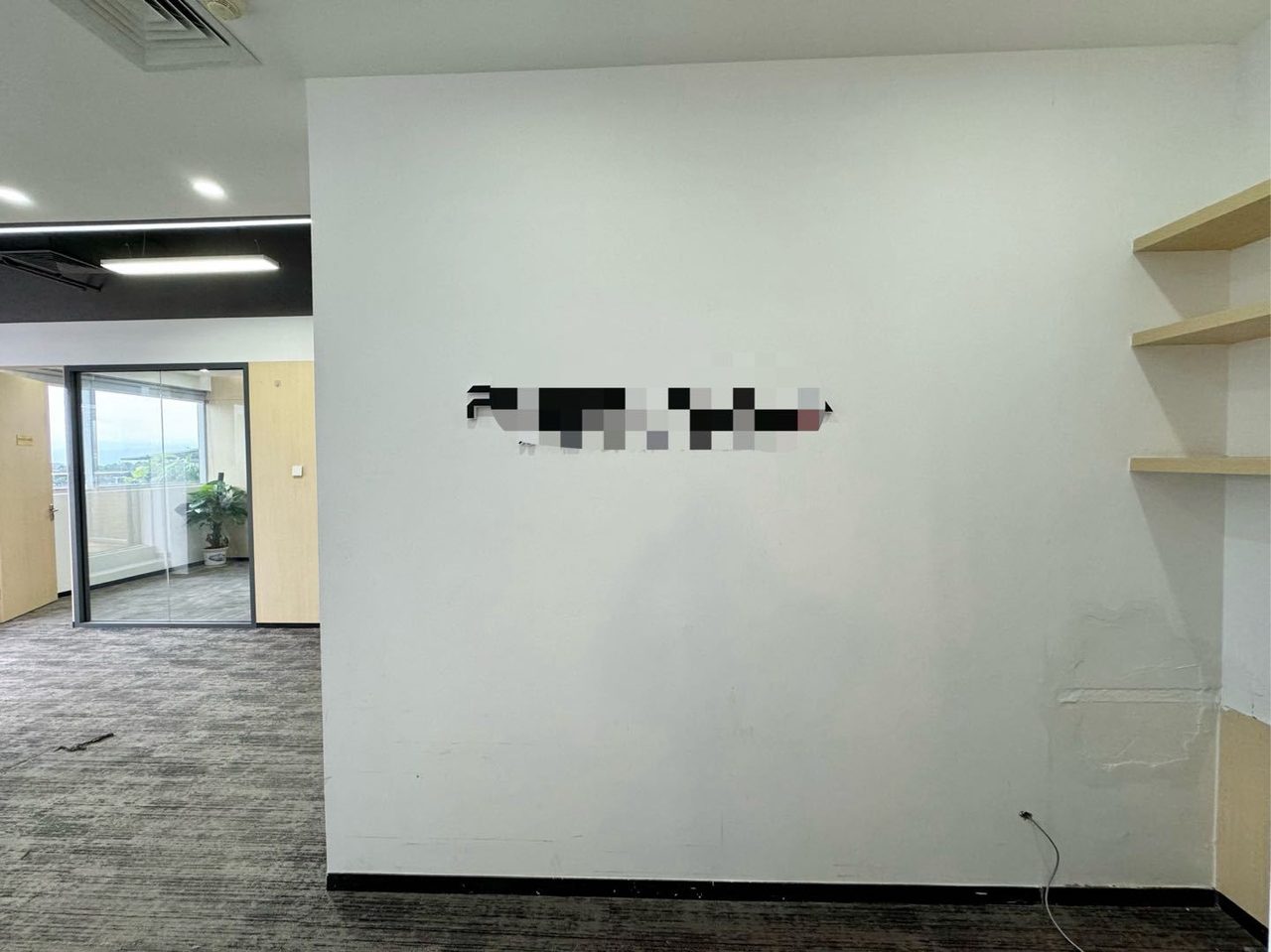 中电照明190㎡精装办公室出租,高层东向采光好