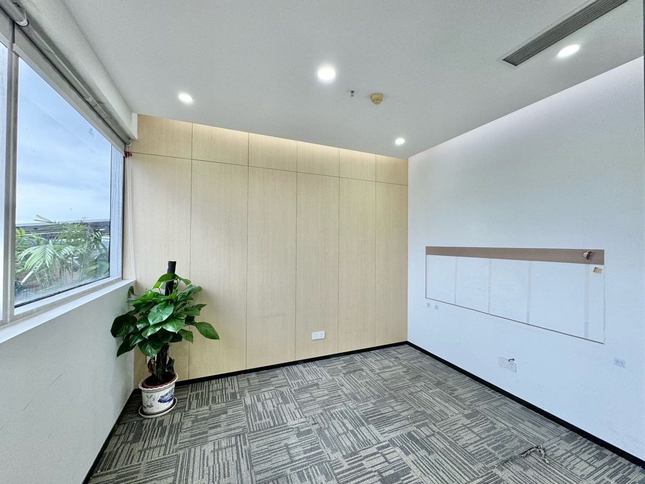 中电照明190㎡精装办公室出租,高层东向采光好