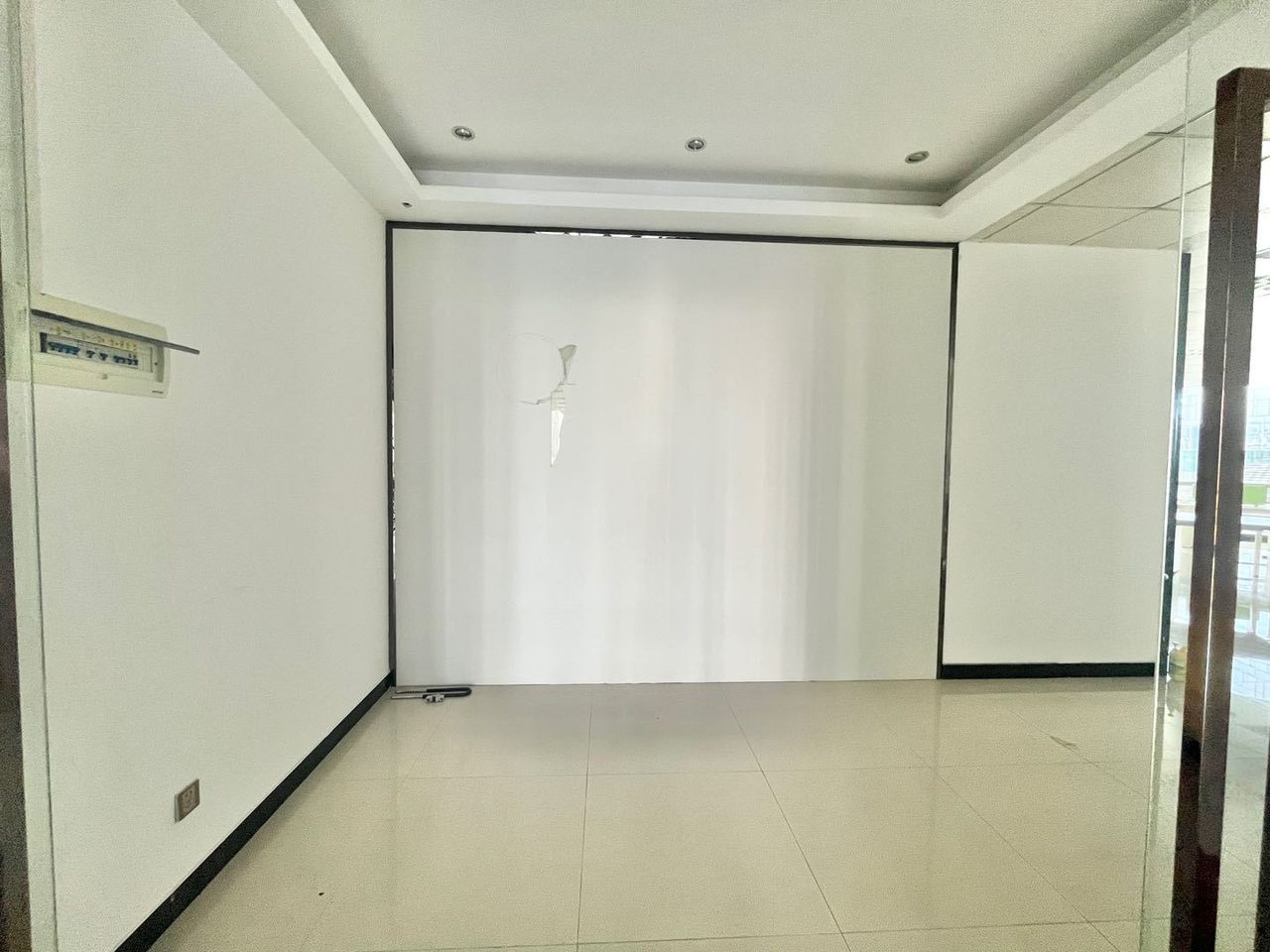怡化金融科技大厦286㎡精装办公室出租,中层东南向采光好