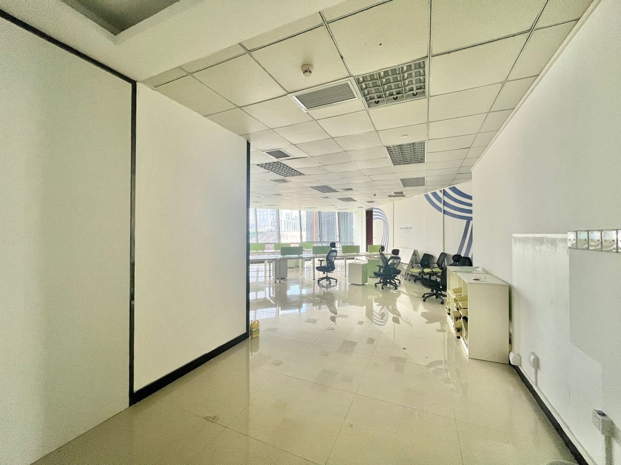 怡化金融科技大厦286㎡精装办公室出租,中层东南向采光好