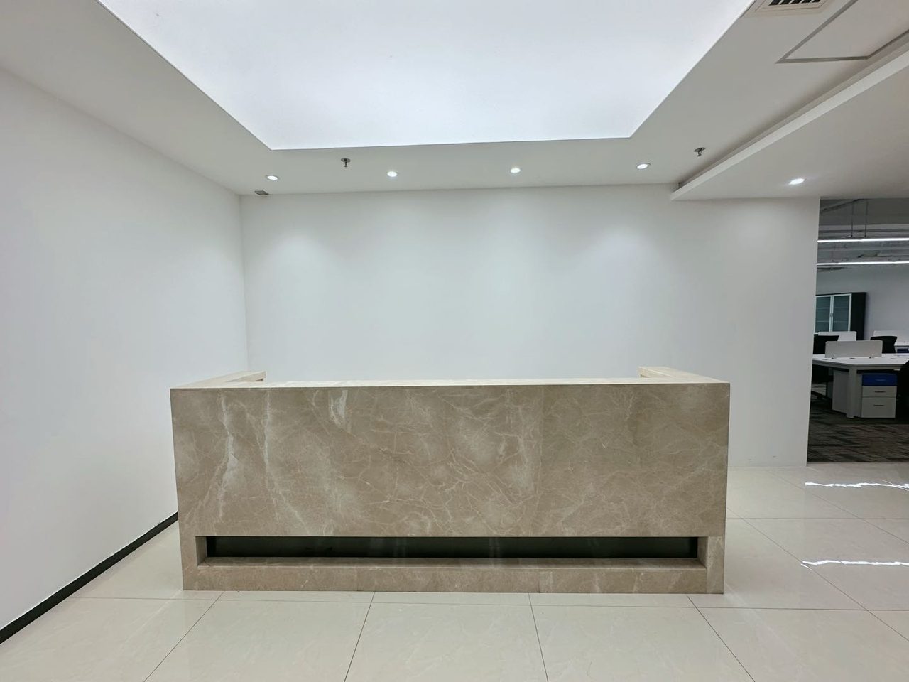 迈科龙大厦写字楼360㎡精装户型·低层北向出租