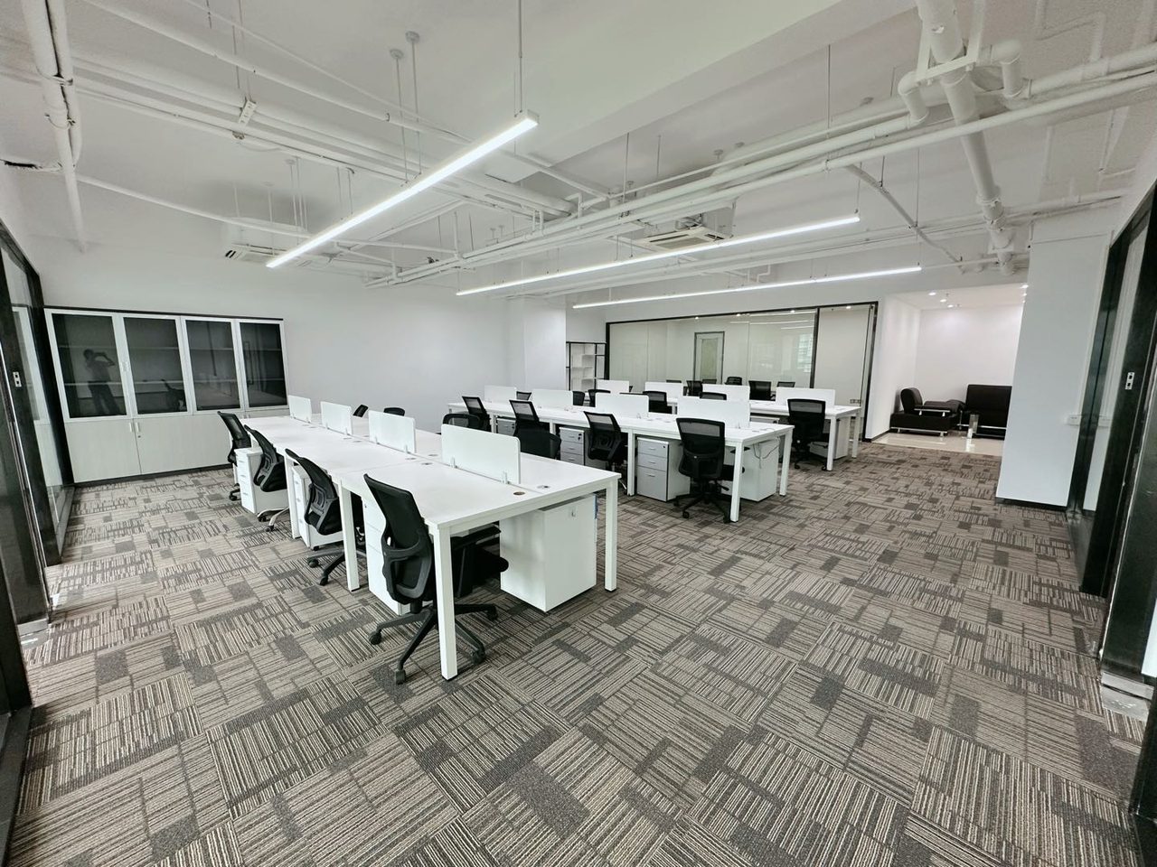 迈科龙大厦写字楼360㎡精装户型·低层北向出租