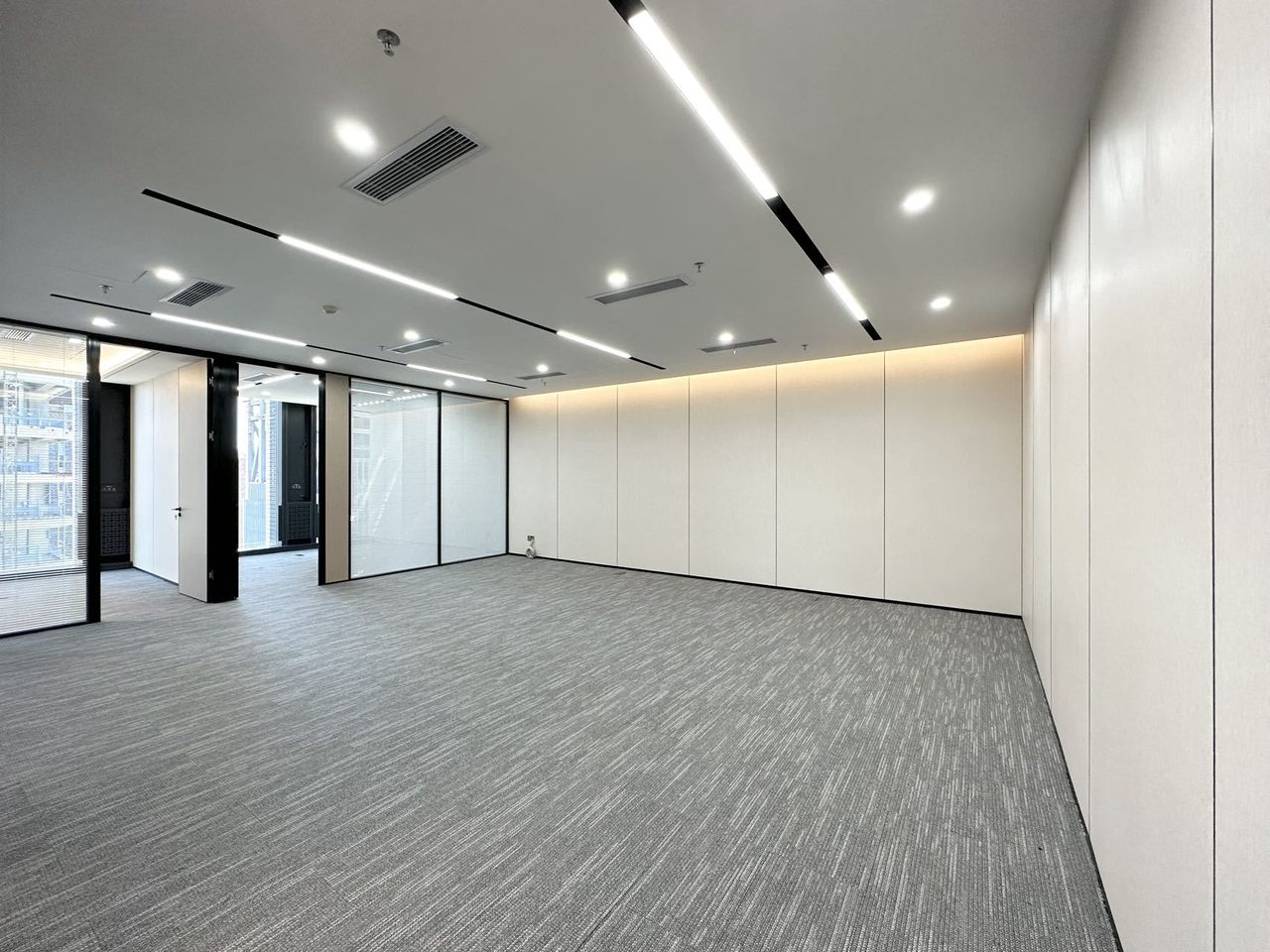 天珑移动大厦244㎡豪装办公室出租，高层南向采光好
