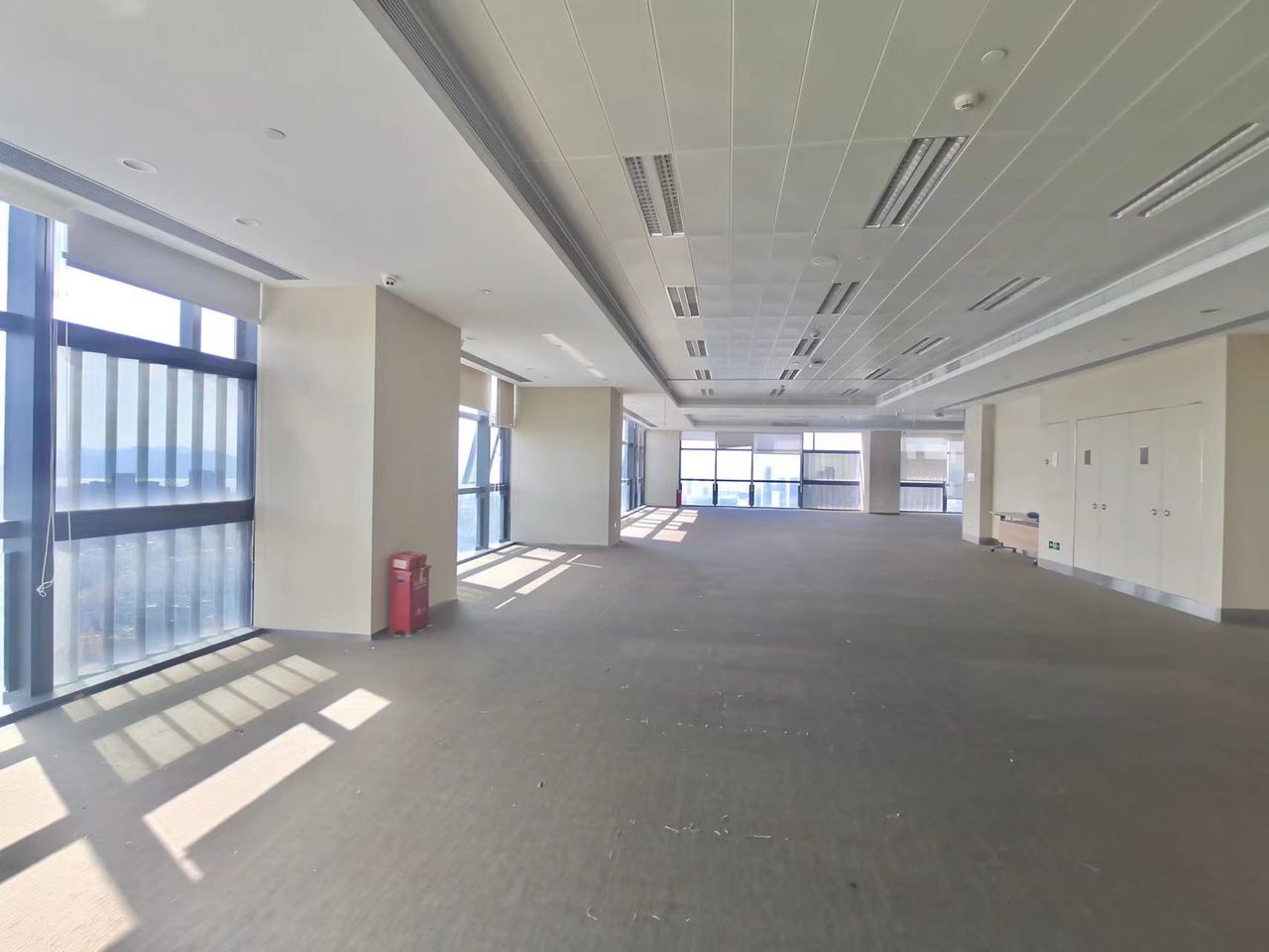 恒大天璟2156㎡定制装修办公室出租，高层四面采光向采光好