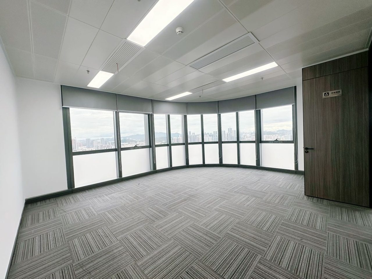 豪方天际广场346㎡精装办公室出租,高层东北向采光好