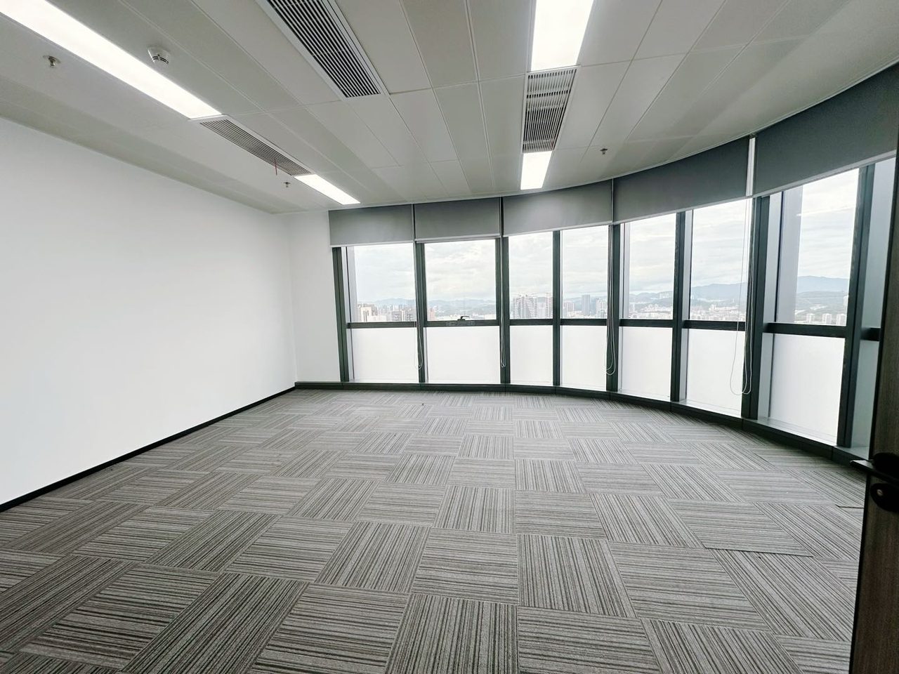 豪方天际广场346㎡精装办公室出租,高层东北向采光好
