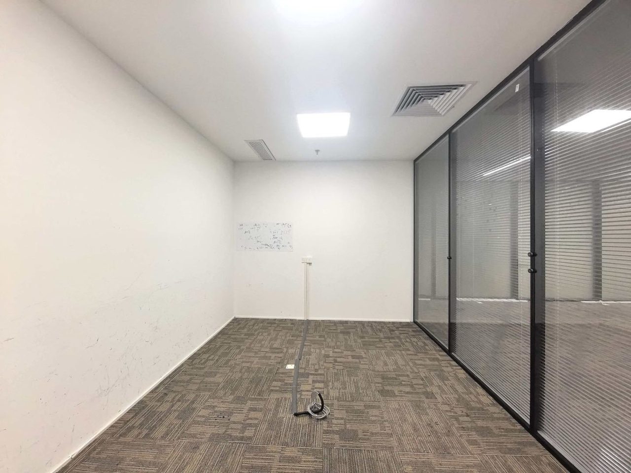 科兴科学园258㎡精装办公室出租,中层东向采光好