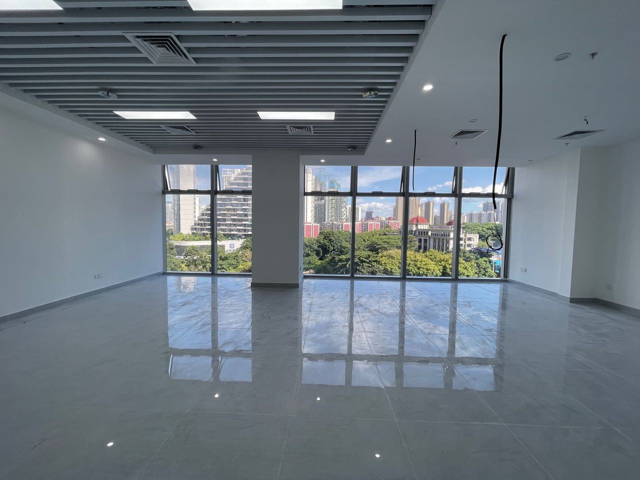 远洋滨海大厦85㎡精装办公室出租，中层西北向采光好