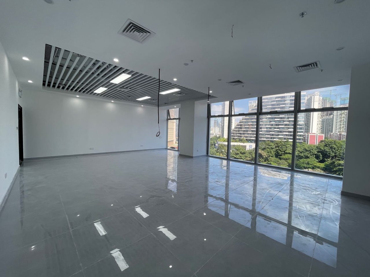 远洋滨海大厦85㎡精装办公室出租，中层西北向采光好