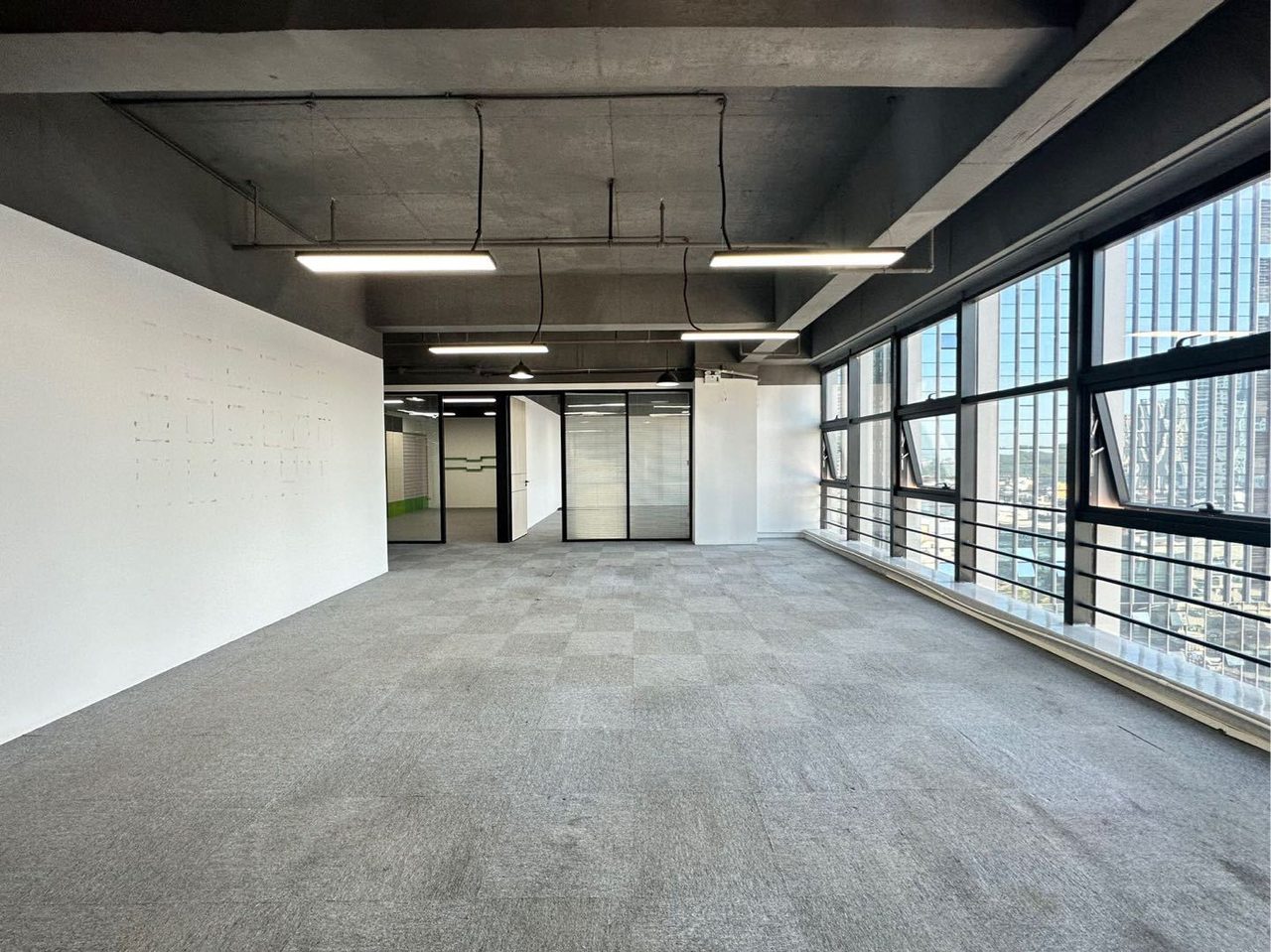 奋成智谷大厦350㎡精装办公室出租,中层南向采光好