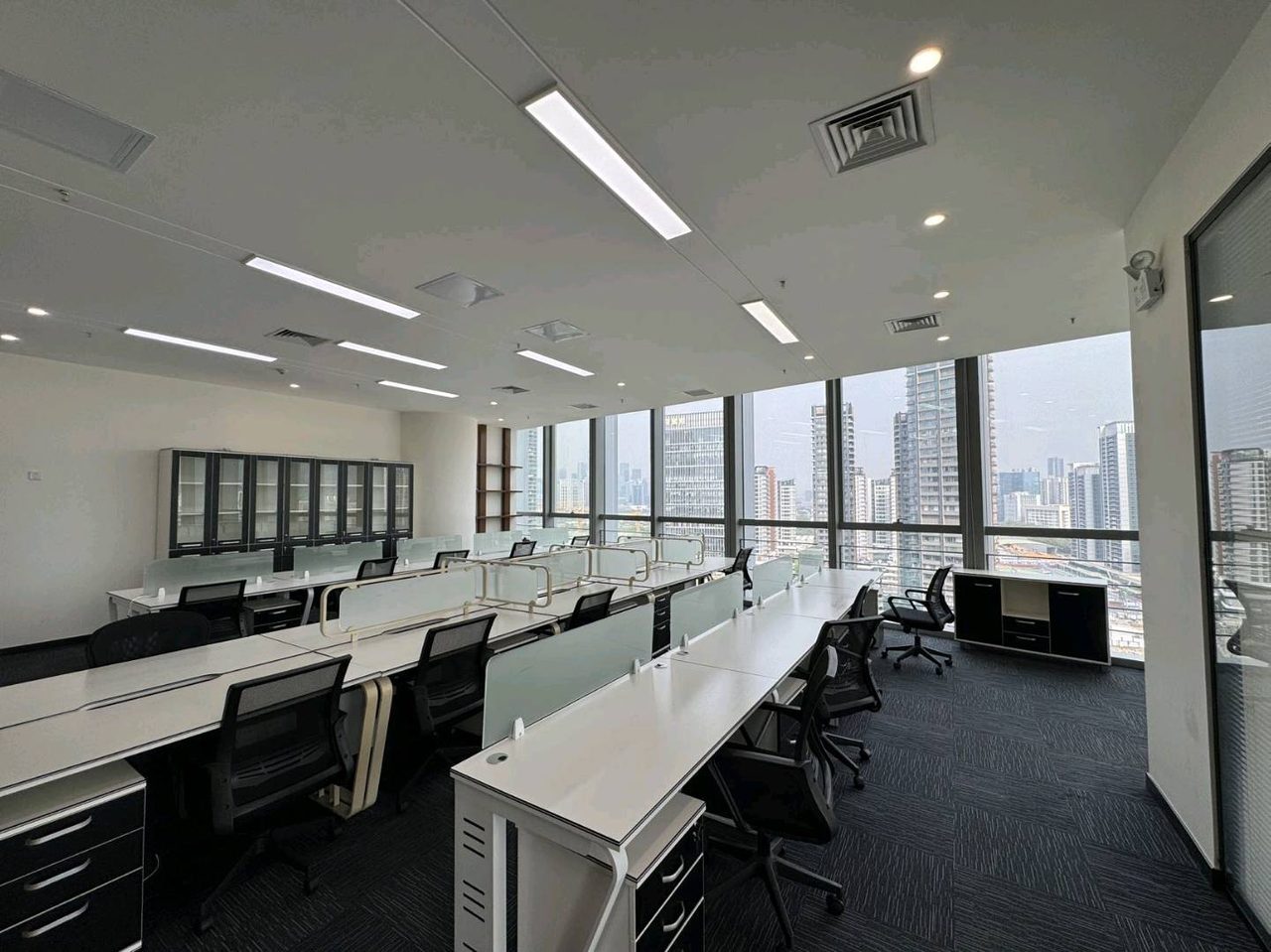 香江金融中心267㎡精装办公室出租,中层东向采光好