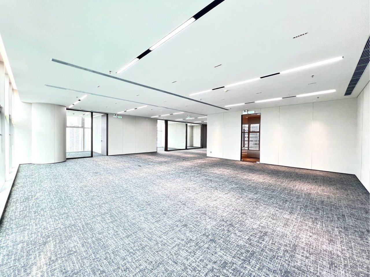 康泰创新广场530㎡精装办公室出租，高层东南向采光好