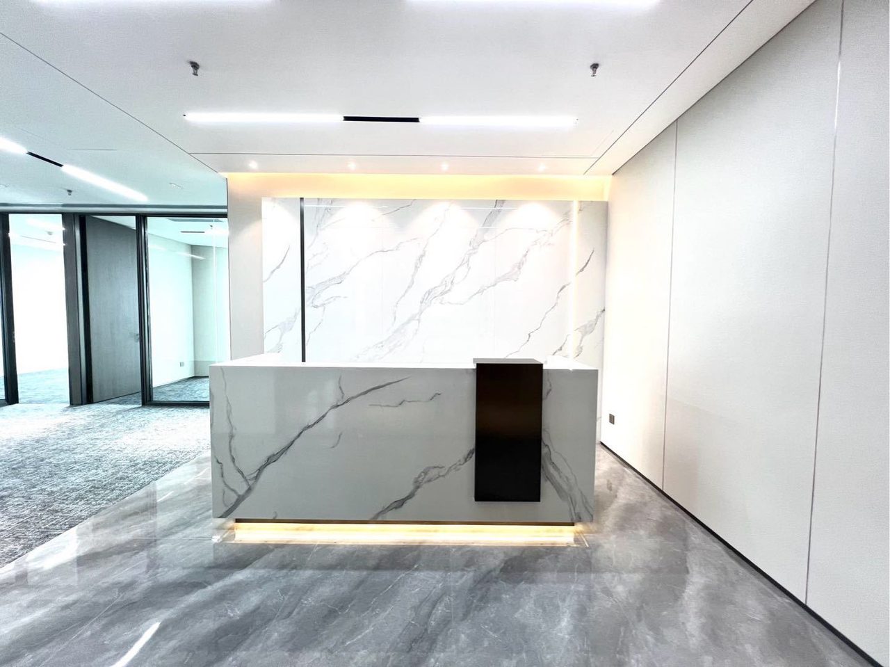 康泰创新广场530㎡精装办公室出租，高层东南向采光好