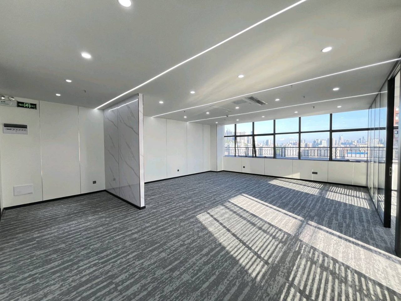 中粮商务公园202㎡精装办公室出租，高层东向采光好