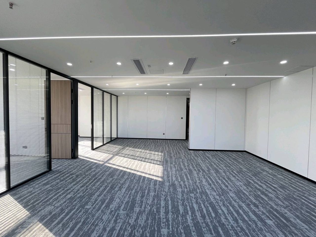 中粮商务公园202㎡精装办公室出租，高层东向采光好
