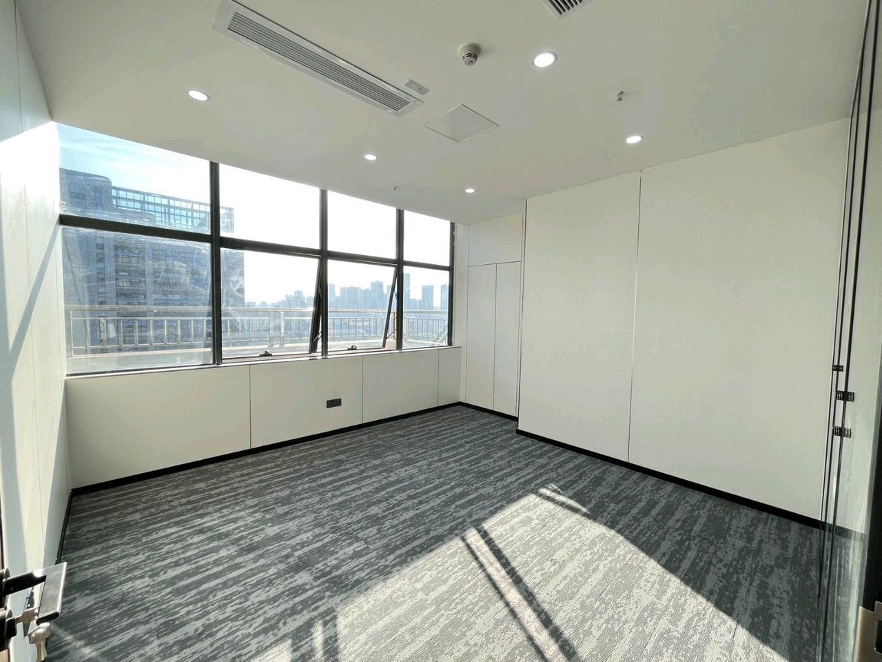 中粮商务公园202㎡精装办公室出租，高层东向采光好
