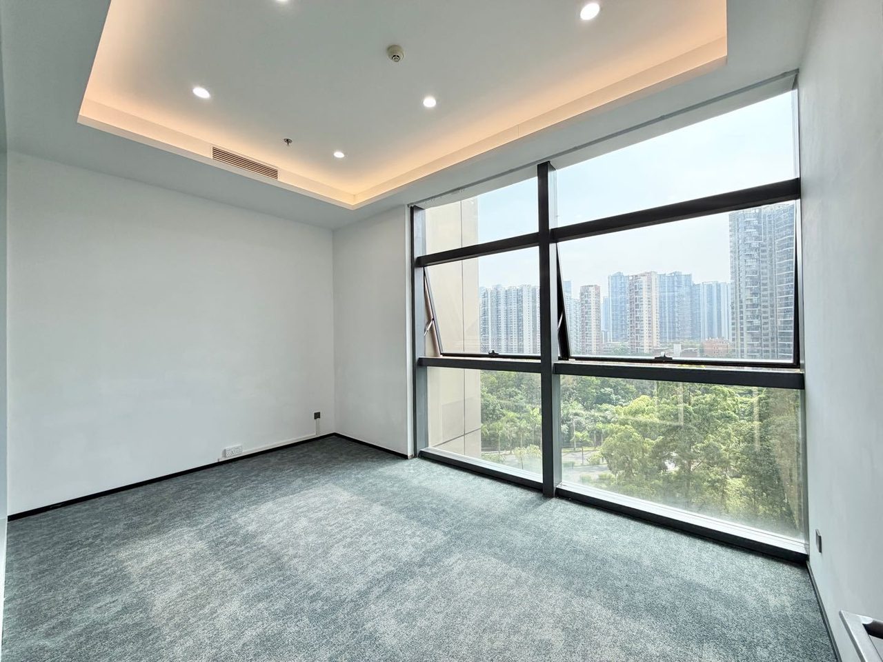 绿景美景广场212㎡豪装办公室出租,中层西向采光好