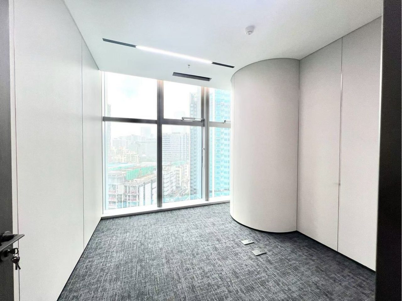 康泰创新广场436㎡精装办公室出租,中层东南向采光好
