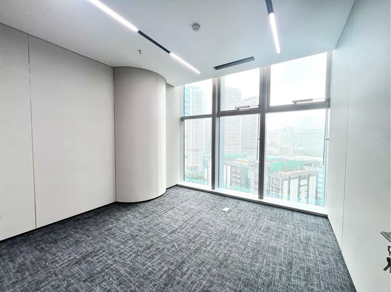 康泰创新广场436㎡精装办公室出租,中层东南向采光好