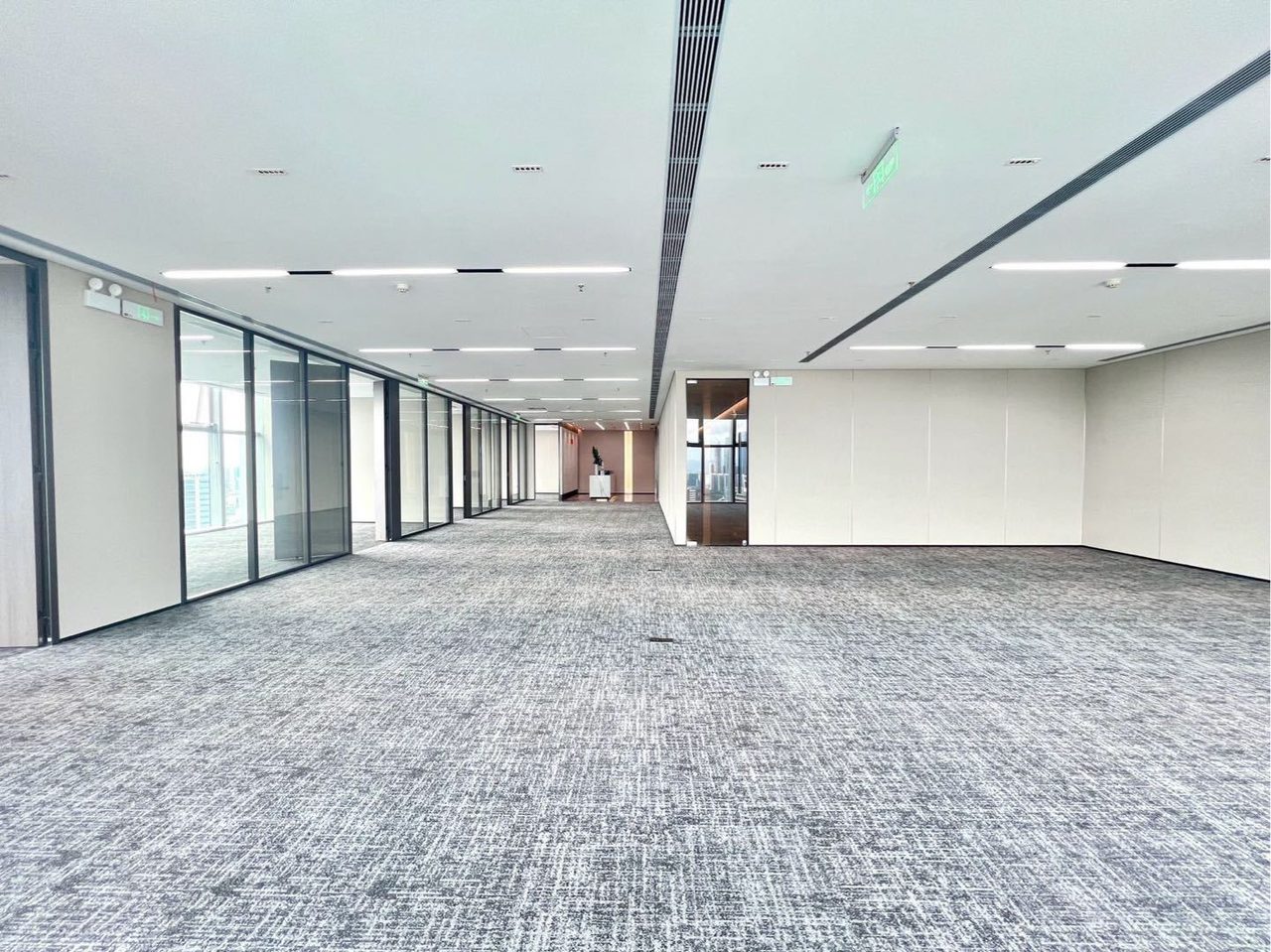 康泰创新广场580㎡豪装办公室出租，高层南向采光好