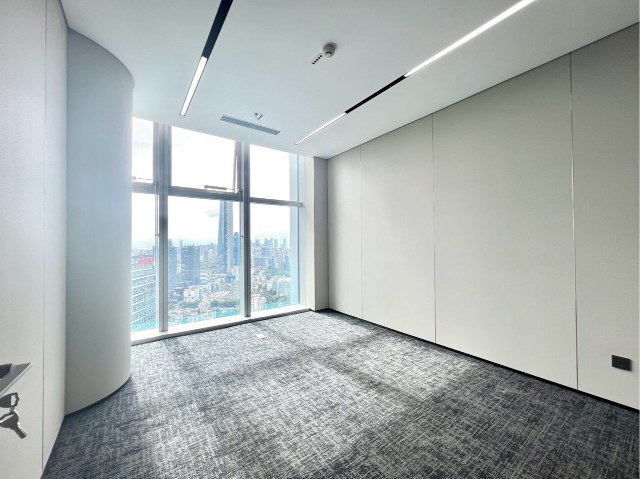 康泰创新广场580㎡豪装办公室出租，高层南向采光好