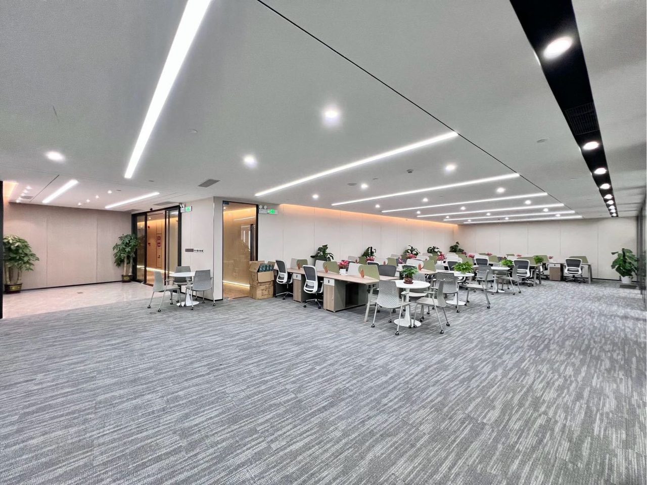 华润置地大厦645㎡精装办公室出租,中层东南向采光好