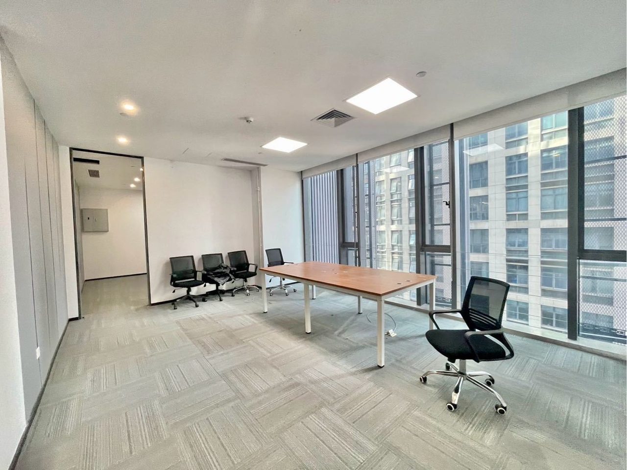 北邮科技大厦390㎡精装办公室出租,中层东南向采光好