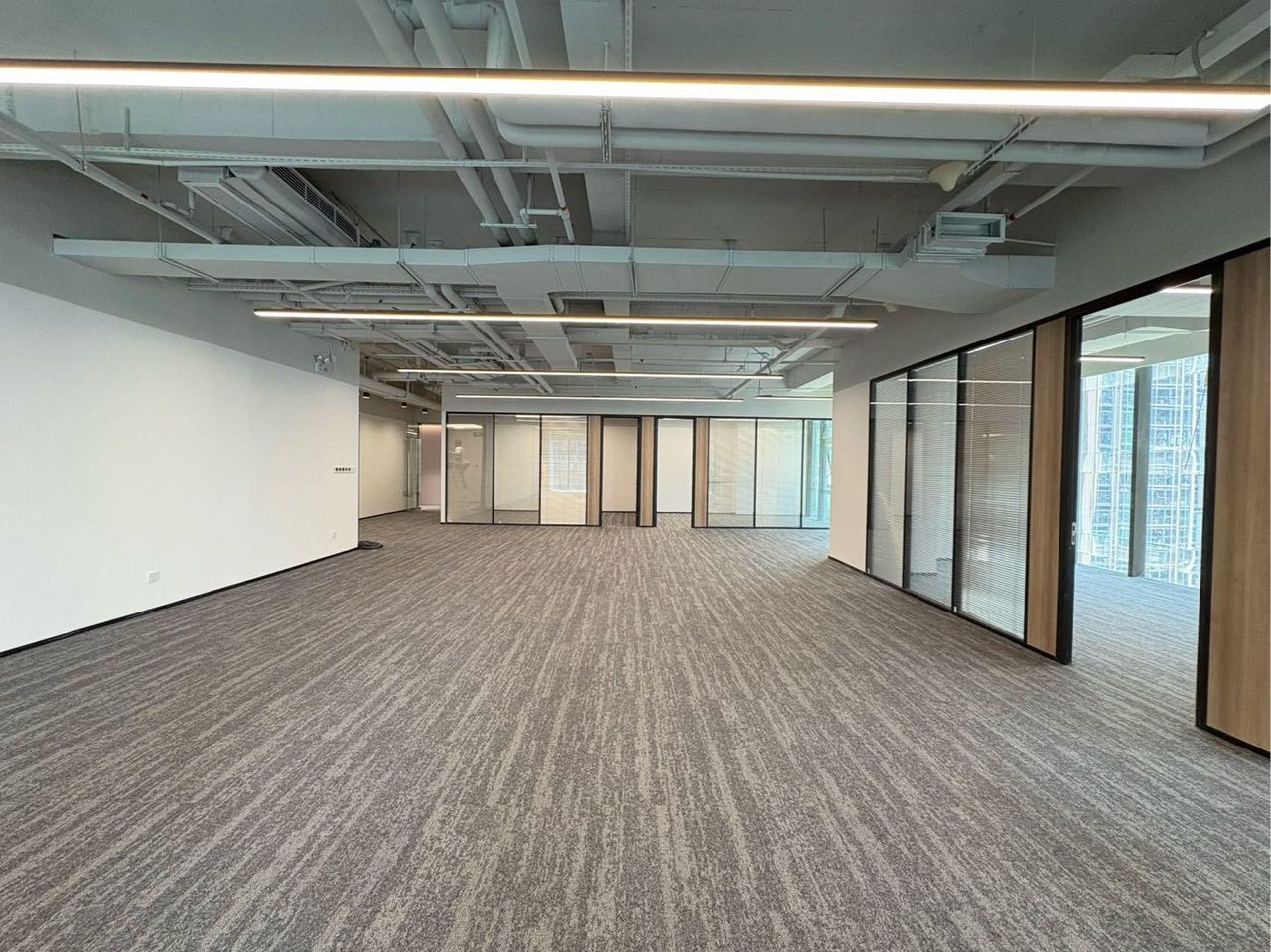 前海科兴科学园(正中华丽中心)345㎡精装办公室出租,中层东北向采光好
