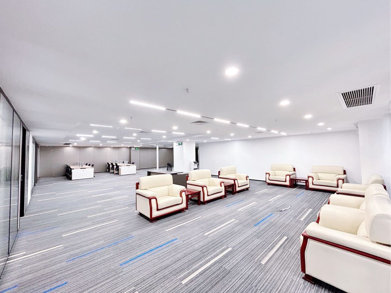 宝安区宝安中心区 龙光世纪大厦650㎡精装办公间低层出租