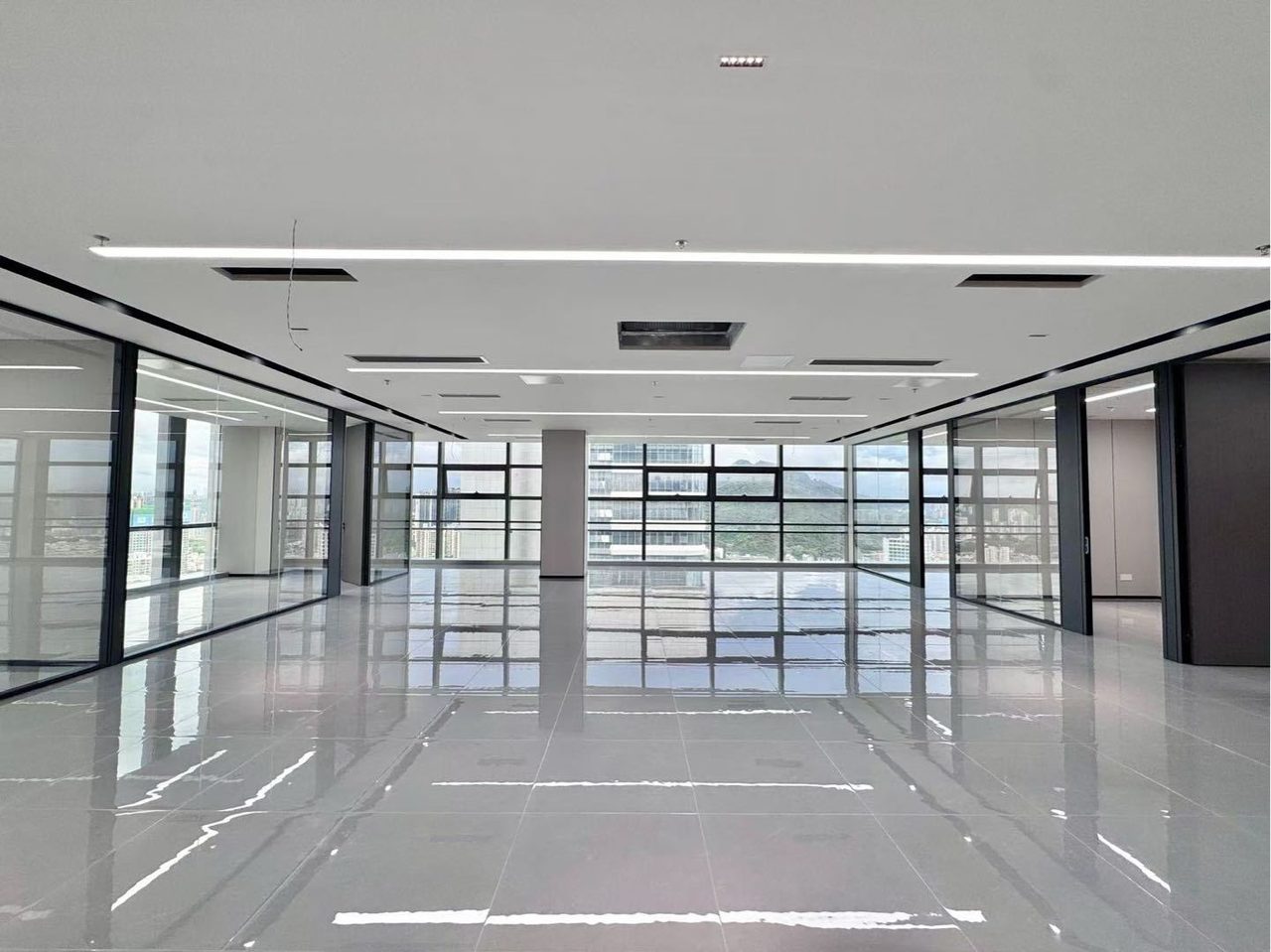 光峰科技大厦699㎡豪装办公室出租，高层东北向采光好