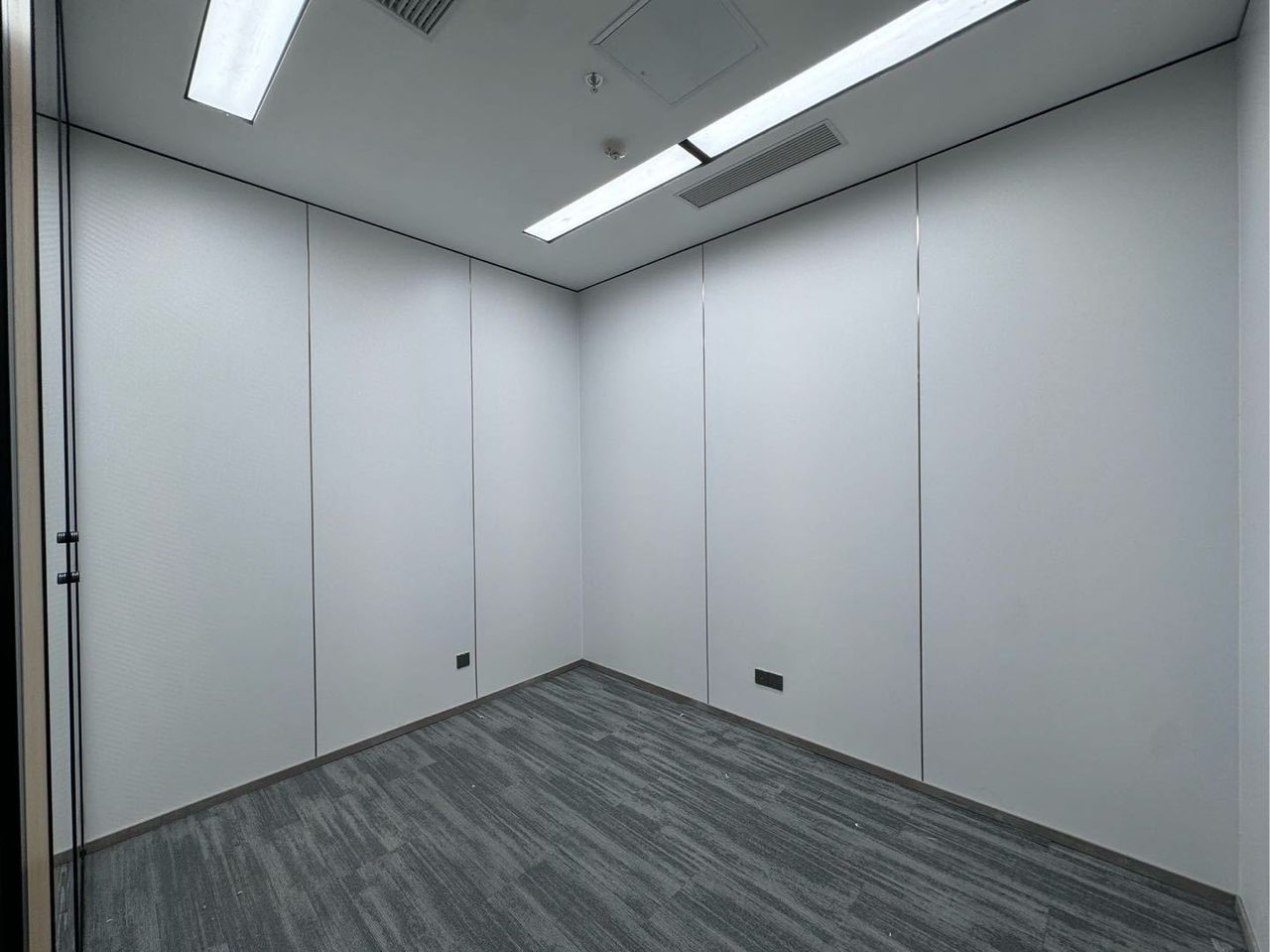 勤诚达大厦202㎡精装办公室出租，高层东南向采光好