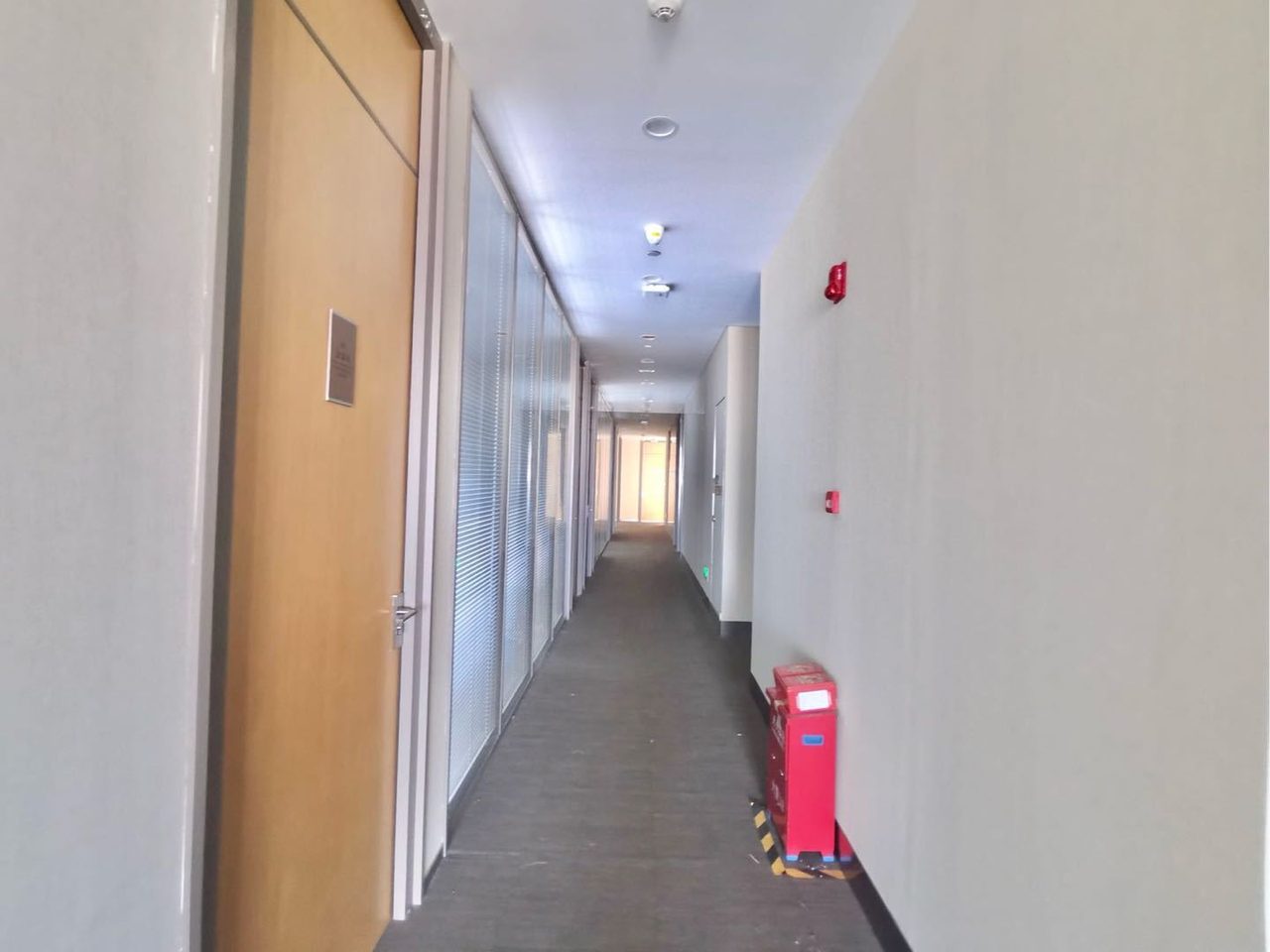 恒大天璟1438㎡精装办公室出租，高层四面采光向采光好