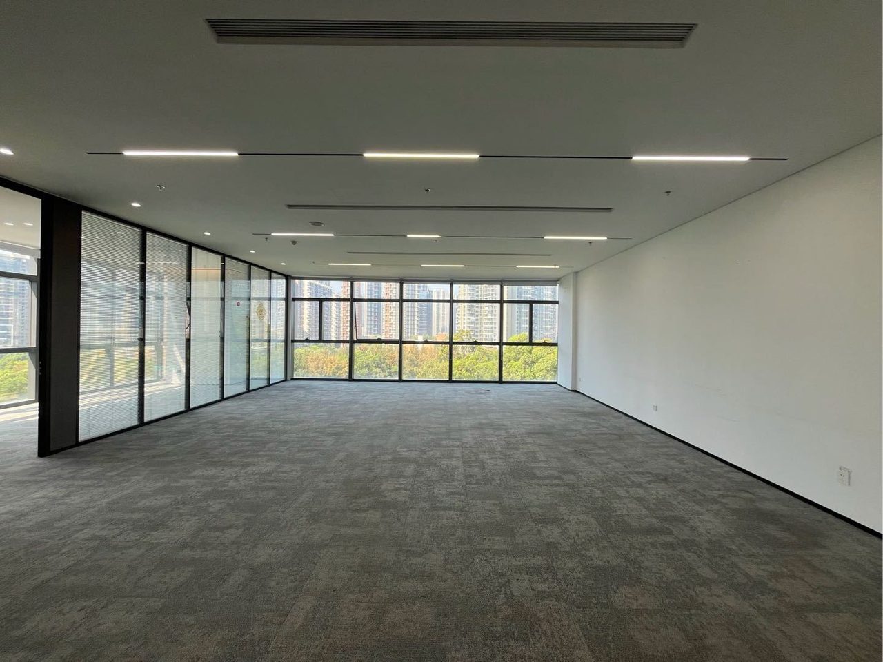 绿景美景广场325㎡豪装办公室出租,中层西南向采光好