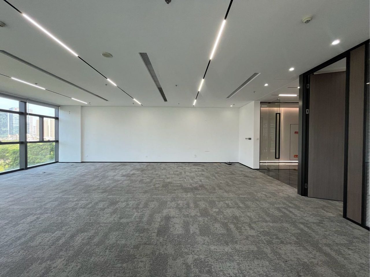 绿景美景广场325㎡豪装办公室出租,中层西南向采光好