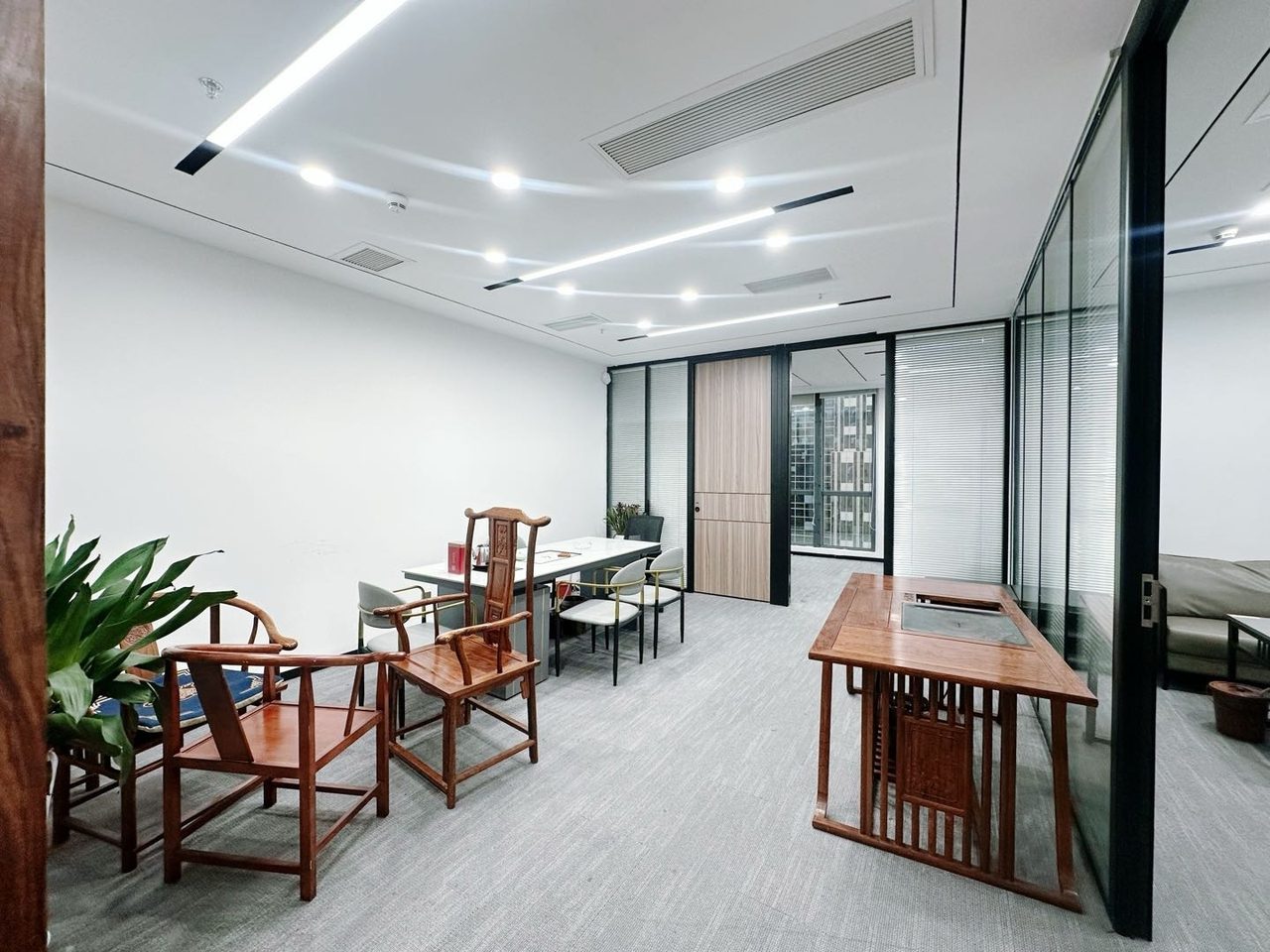 新华保险大厦写字楼198㎡精装户型·低层南向出租