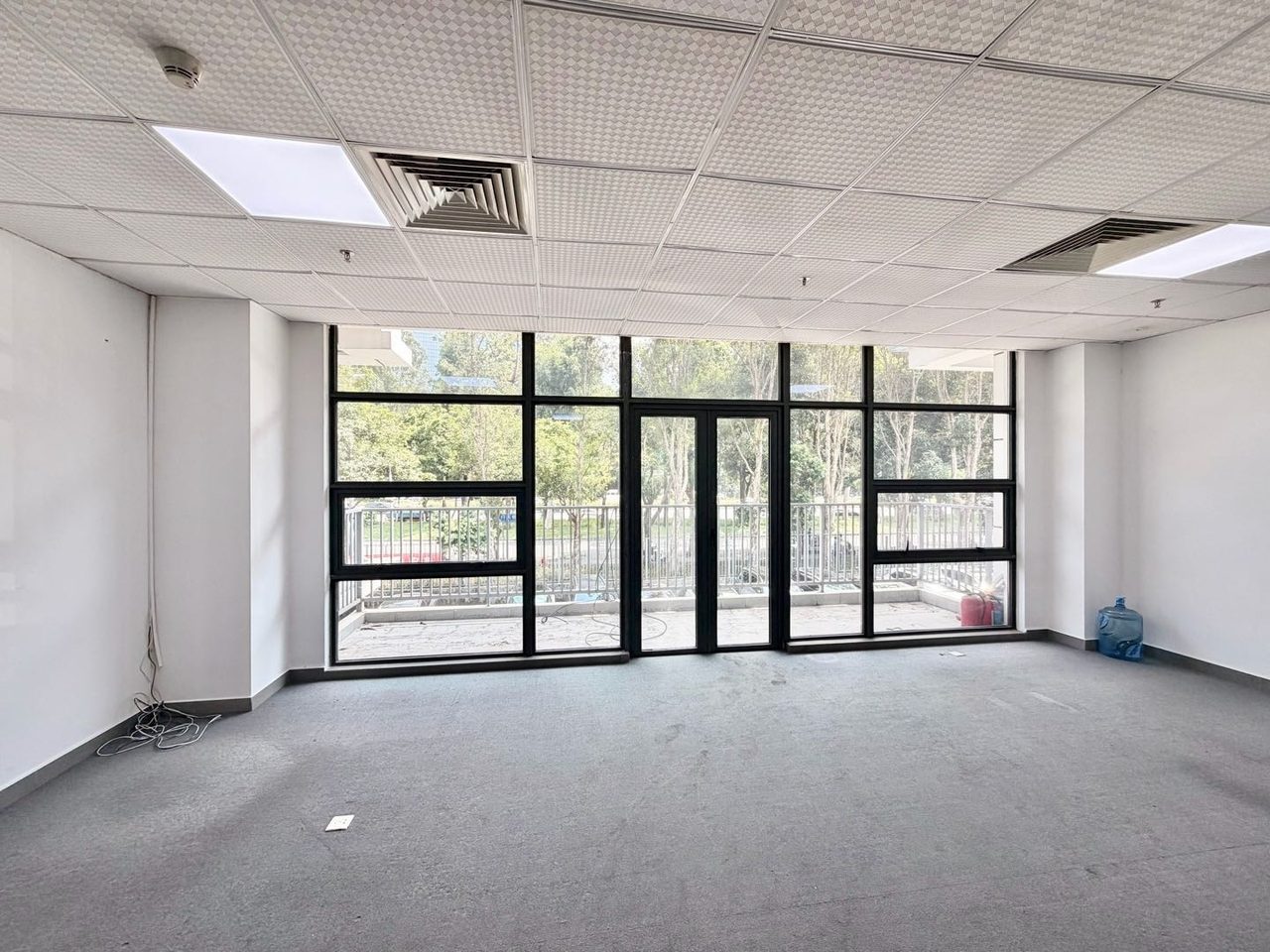 兰光科技大厦158㎡精装办公室出租,中层东向采光好