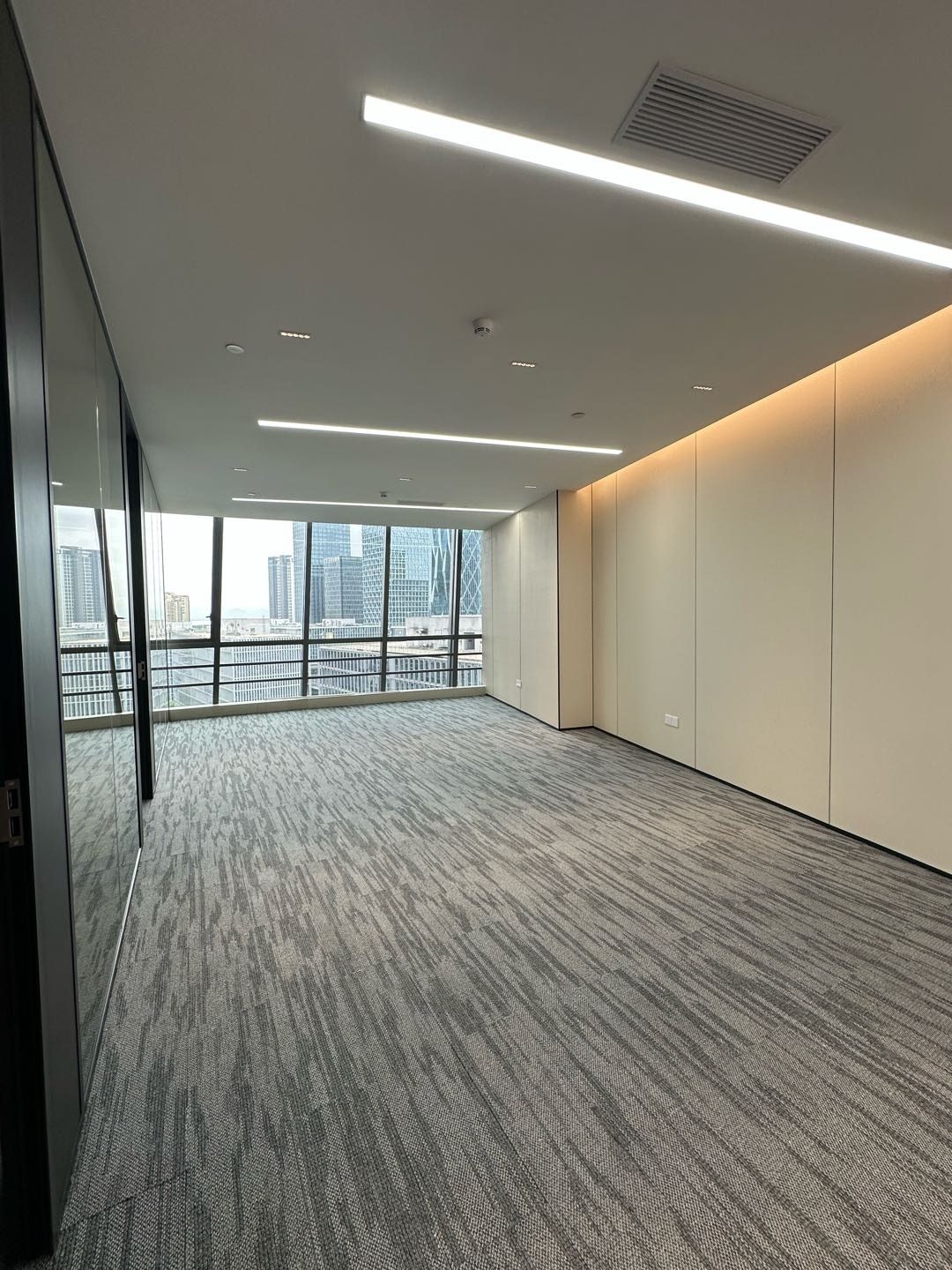怡化金融科技大厦写字楼150㎡豪装户型·中层东向出租