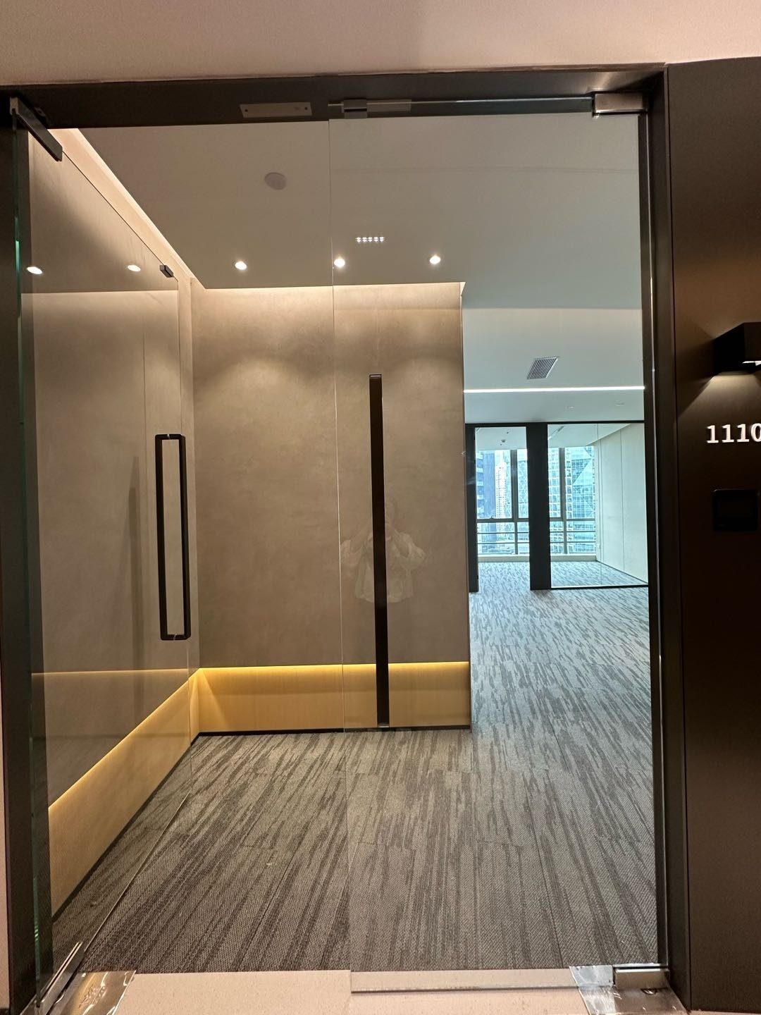 怡化金融科技大厦265㎡精装办公室出租,中层东向采光好