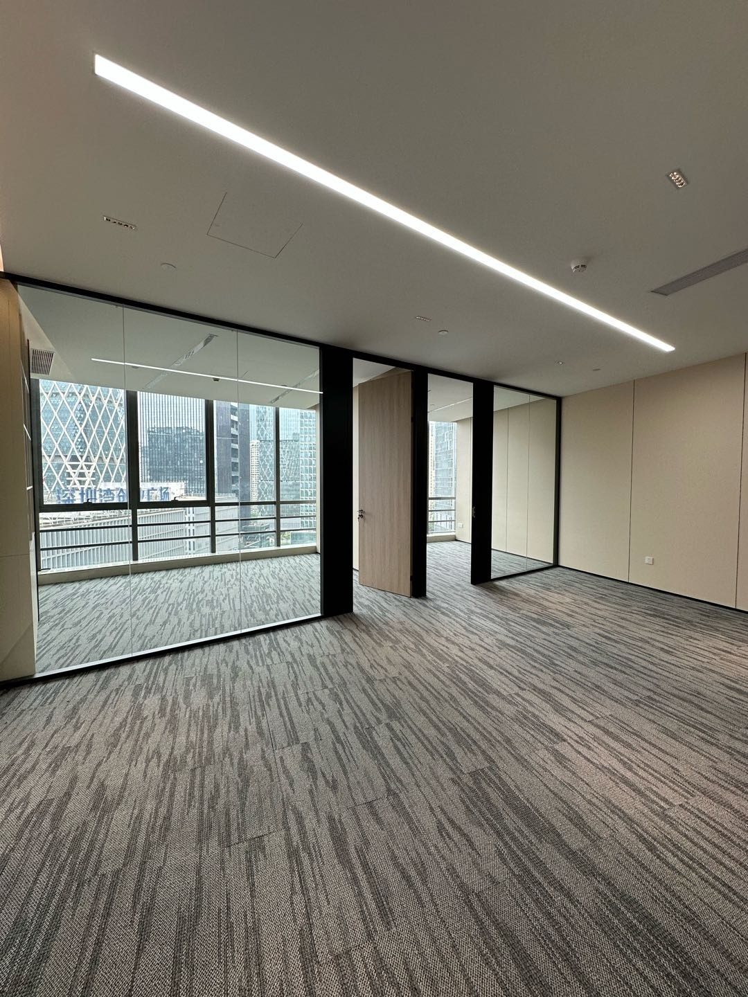 怡化金融科技大厦265㎡精装办公室出租,中层东向采光好