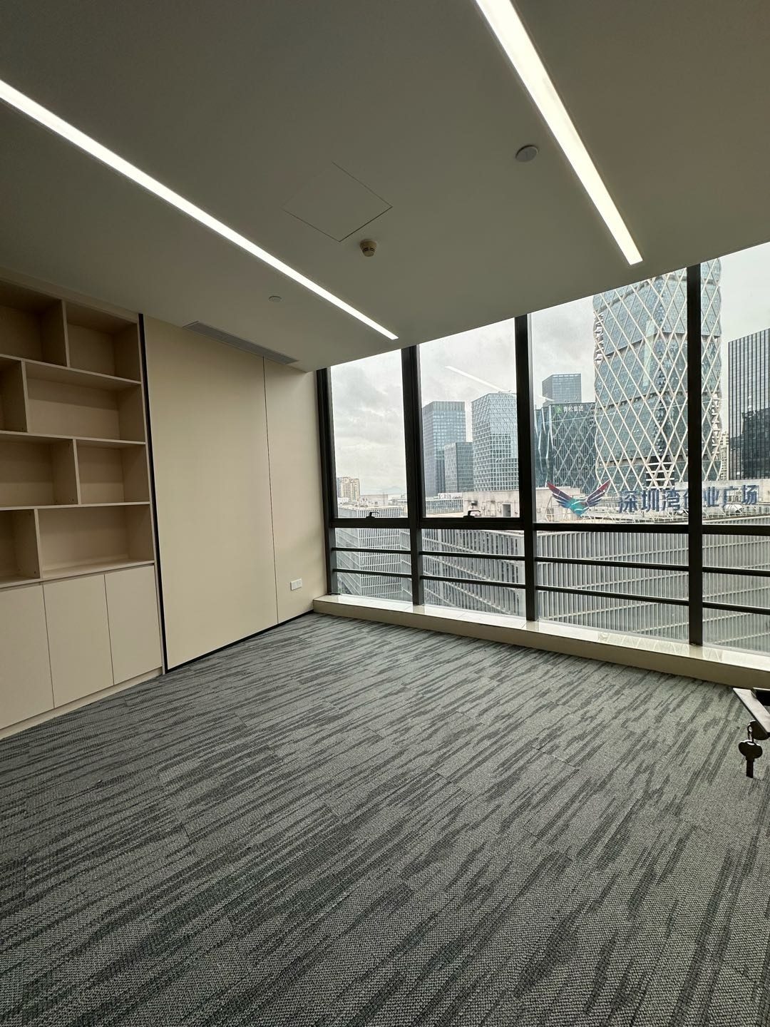 怡化金融科技大厦265㎡精装办公室出租,中层东向采光好