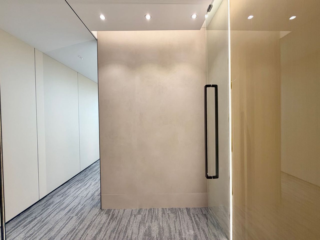 怡化金融科技大厦155㎡精装办公室出租，中层东向采光好