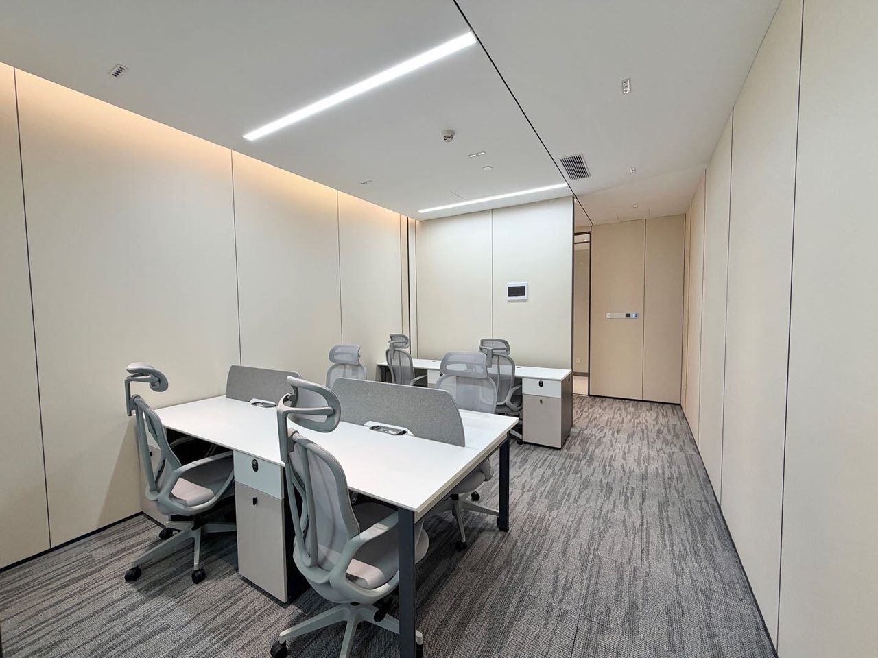 怡化金融科技大厦155㎡精装办公室出租，中层东向采光好