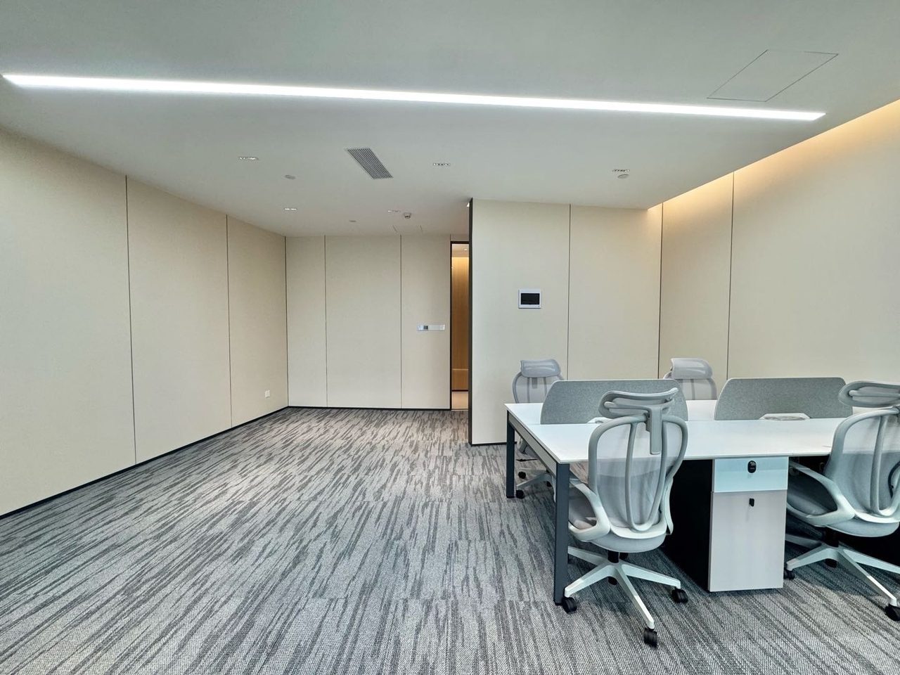 怡化金融科技大厦165㎡精装办公室出租，中层东向采光好
