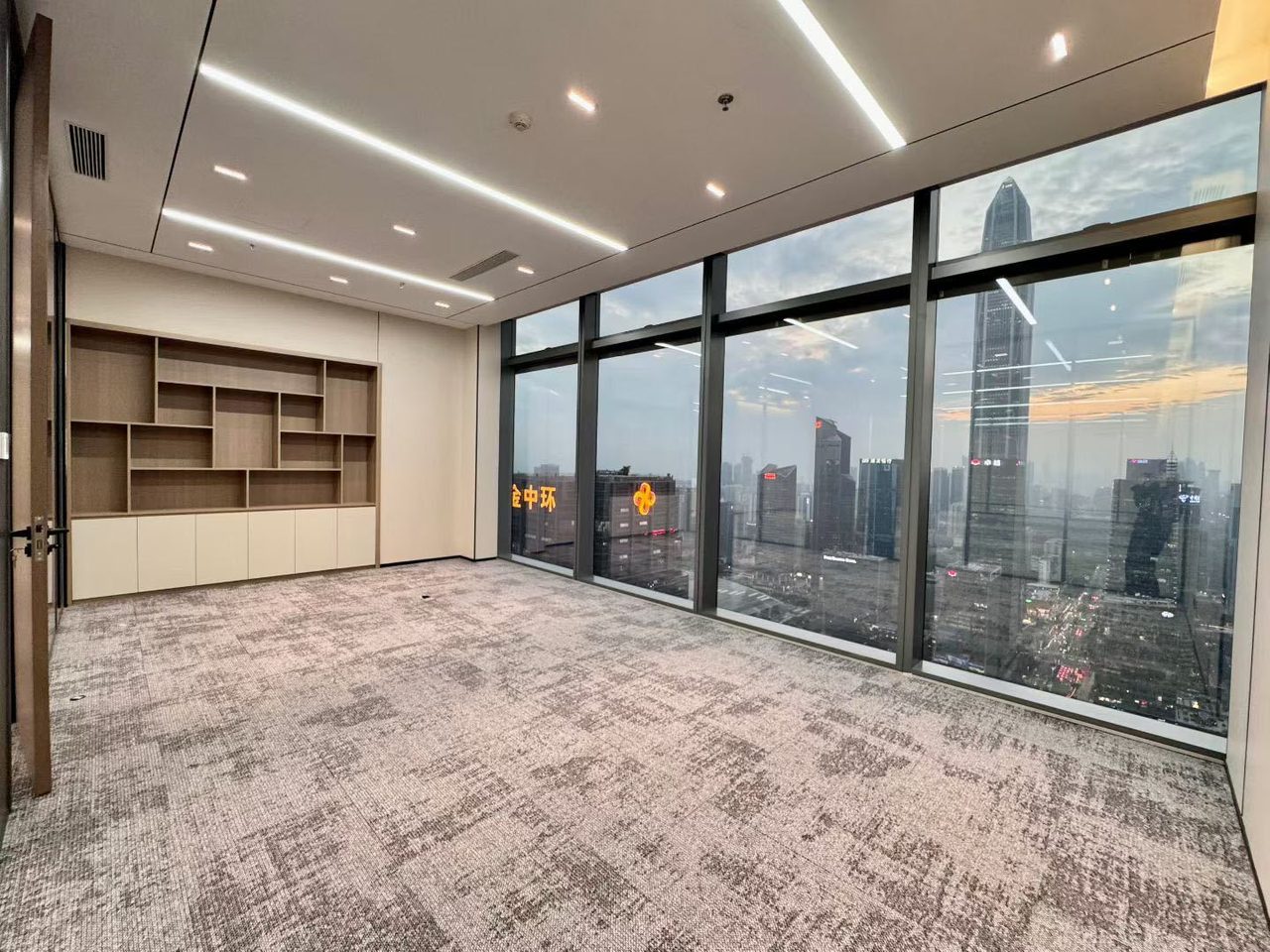 皇庭中心写字楼491㎡精装户型·高层西向出租