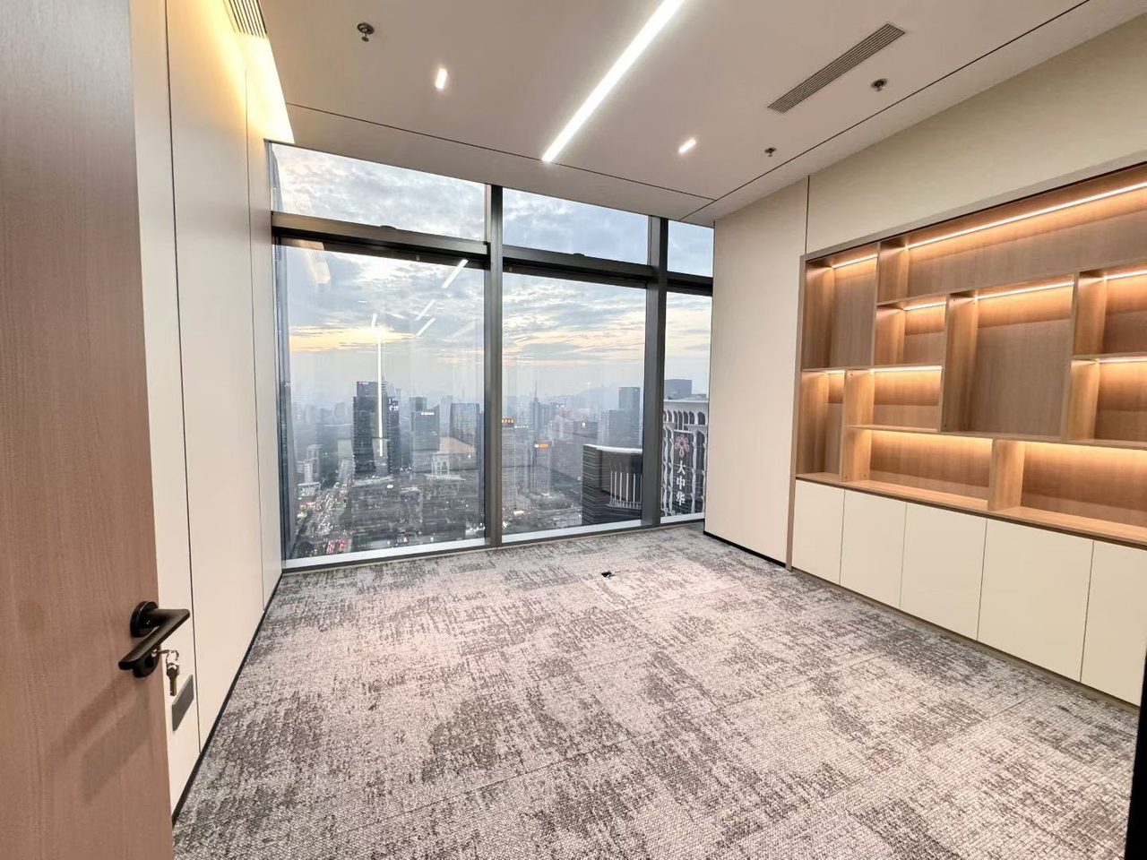 皇庭中心写字楼491㎡精装户型·高层西向出租