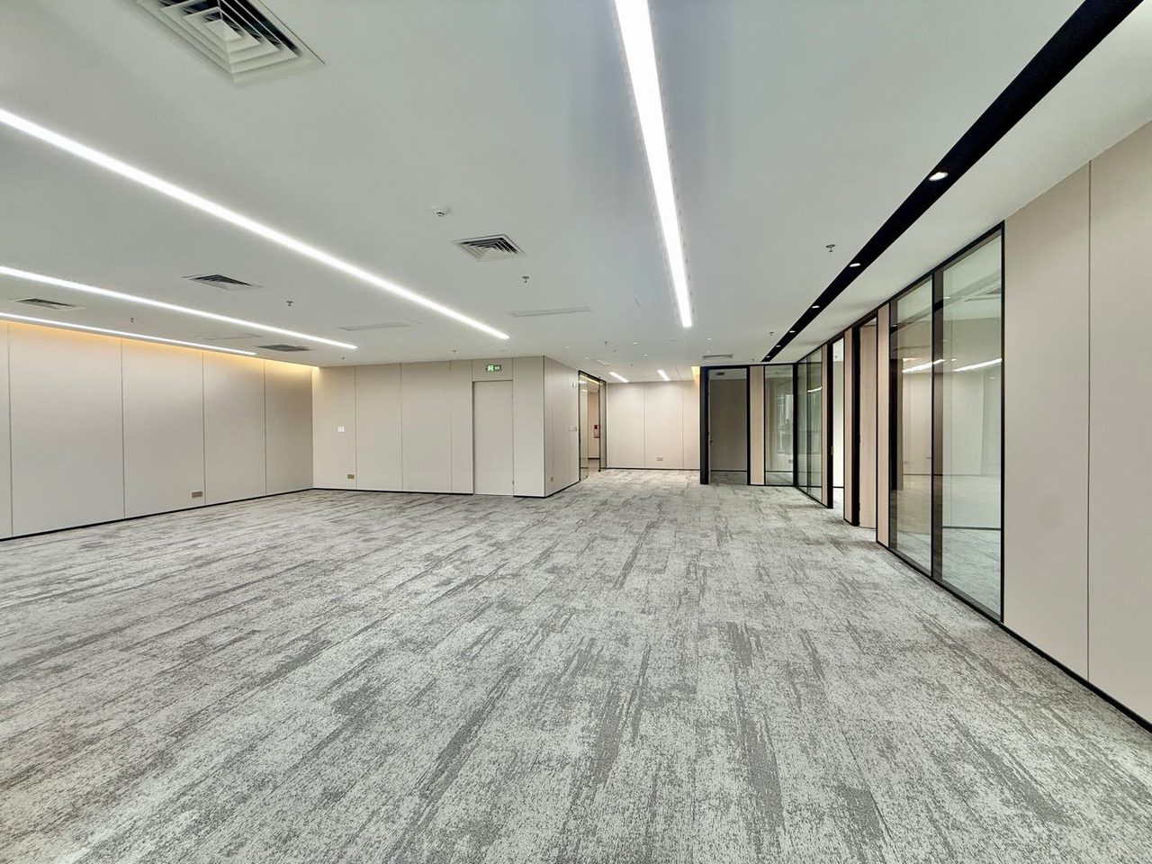 烯创科技大厦229㎡精装办公室出租，中层东西向采光好