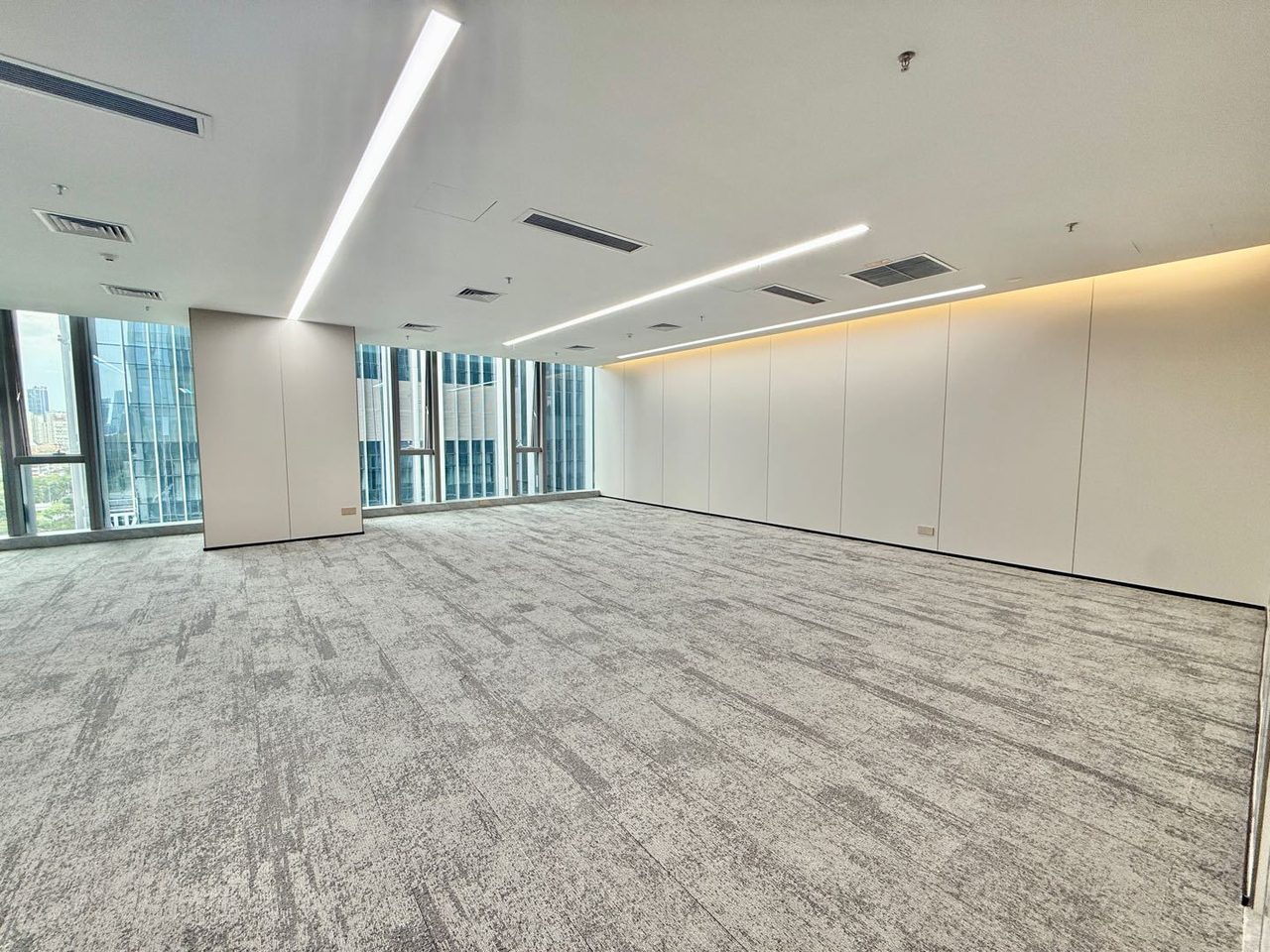 烯创科技大厦229㎡精装办公室出租，中层东西向采光好